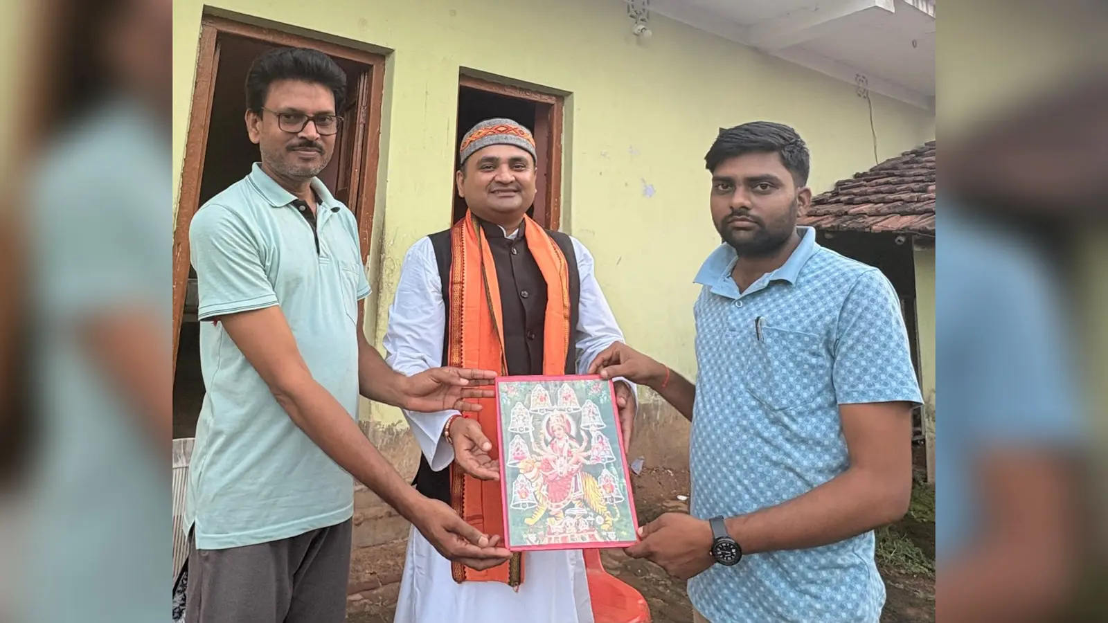 17 कार्यक्रम में मुख्य अतिथि का स्वागत करते कार्यकर्ता | Prabhat Khabar Network 17 कार्यक्रम में मुख्य अतिथि का स्वागत करते कार्यकर्ता | Prabhat Khabar Network