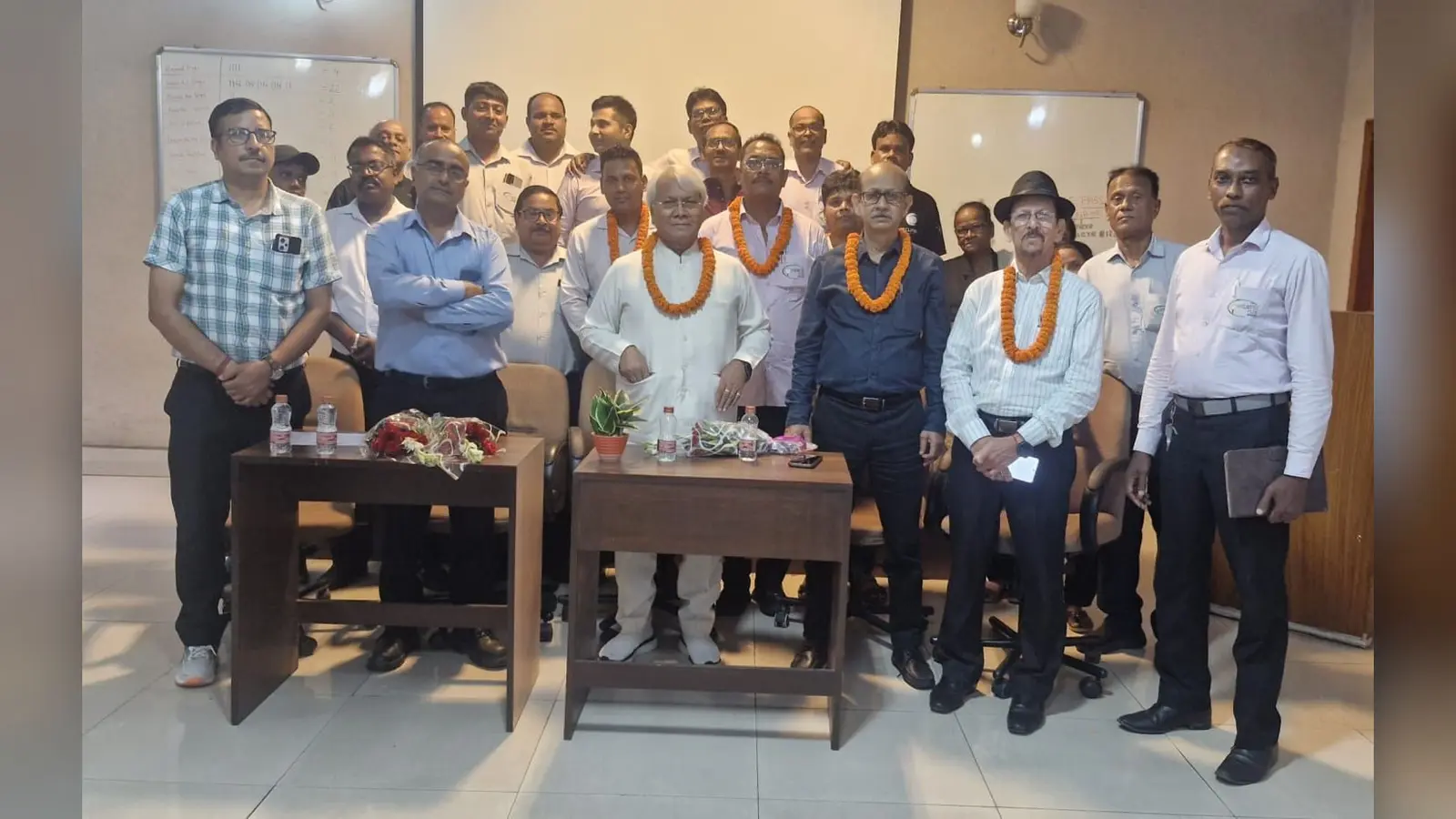 चुनाव के बाद निर्वाचित सदस्य व अध्यक्ष राकेश्वर पांडेय | Prabhat Khabar Network चुनाव के बाद निर्वाचित सदस्य व अध्यक्ष राकेश्वर पांडेय | Prabhat Khabar Network