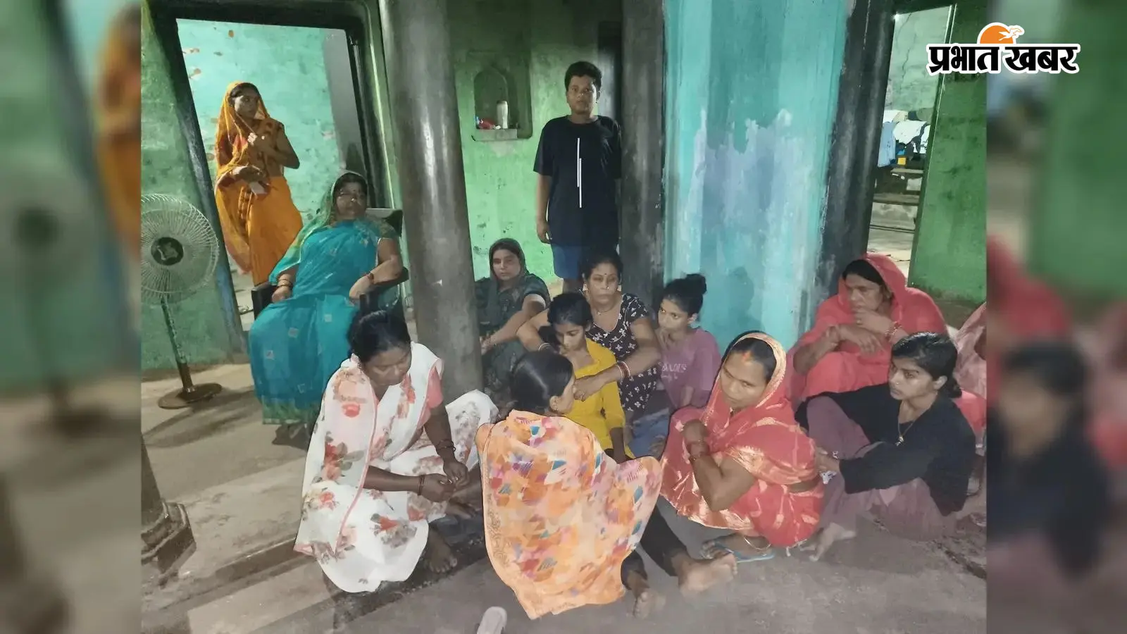 रोते-बिलखते परिजन रोते-बिलखते परिजन