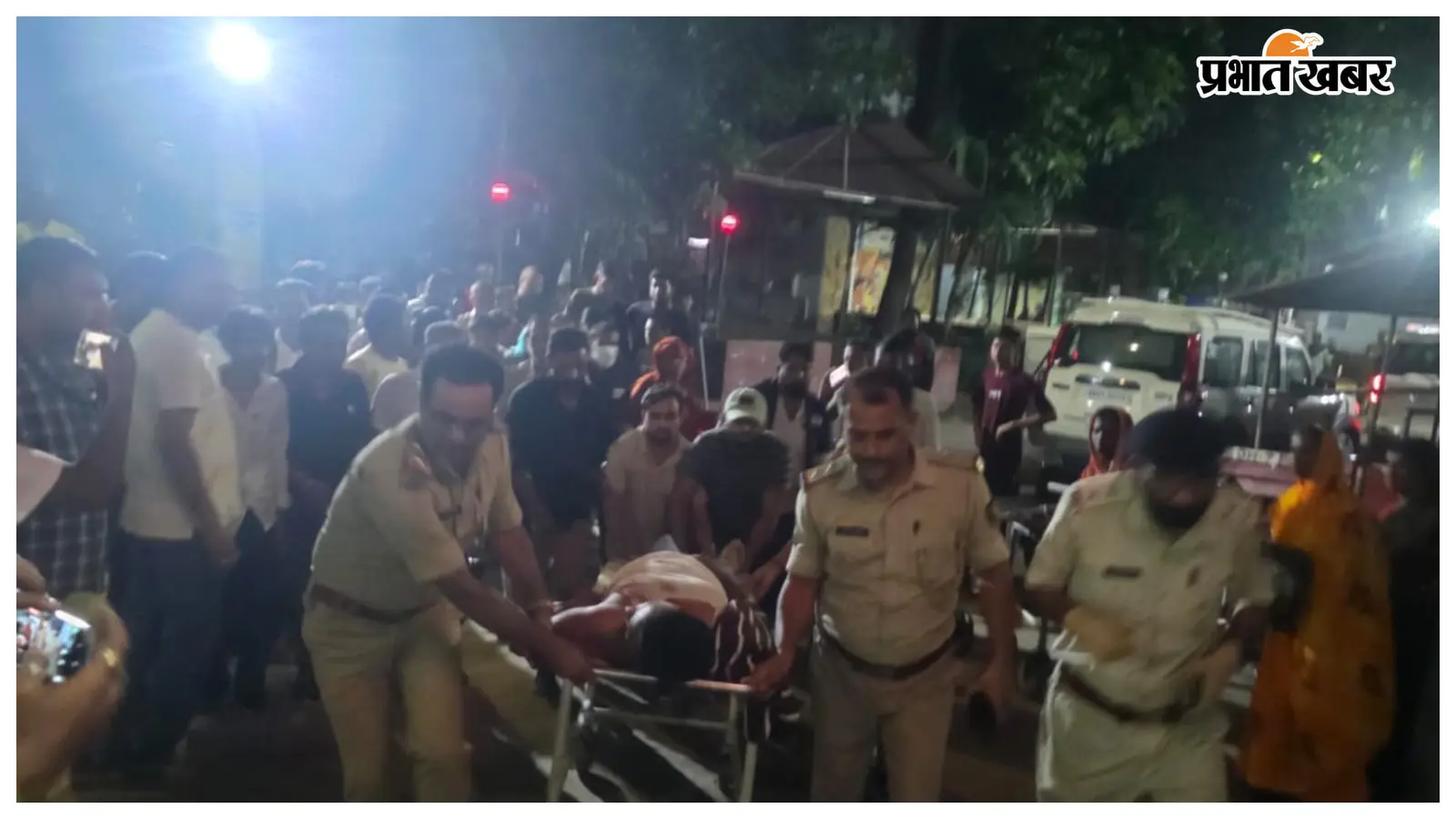 सदर अस्पताल में पोस्टमार्टम के लिए दिनेश यादव के शव को ले जाती पुलिस सदर अस्पताल में पोस्टमार्टम के लिए दिनेश यादव के शव को ले जाती पुलिस