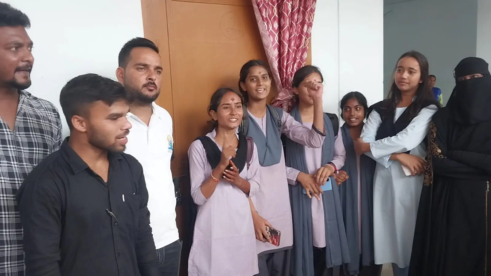 कैप्शन- विरोध करते छात्र- छात्रा | Prabhat Khabar Network कैप्शन- विरोध करते छात्र- छात्रा | Prabhat Khabar Network