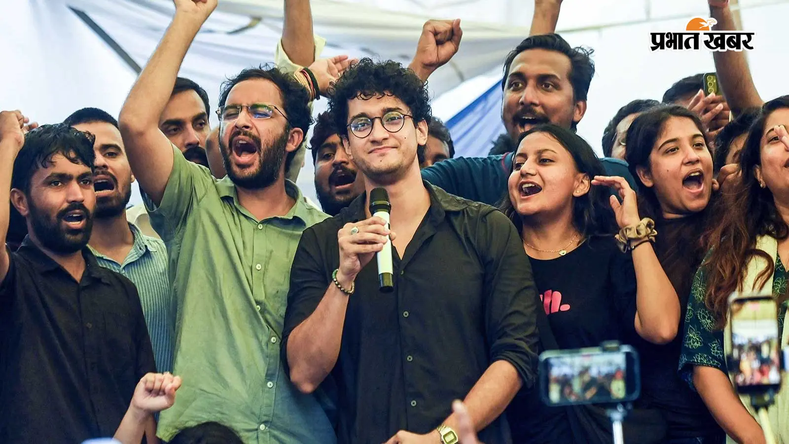 सीजेपी संयोजक अभिजीत दीपके, आशुतोष रांका और सौरव दास के प्रदर्शनकारी छात्र सीजेपी संयोजक अभिजीत दीपके, आशुतोष रांका और सौरव दास के प्रदर्शनकारी छात्र