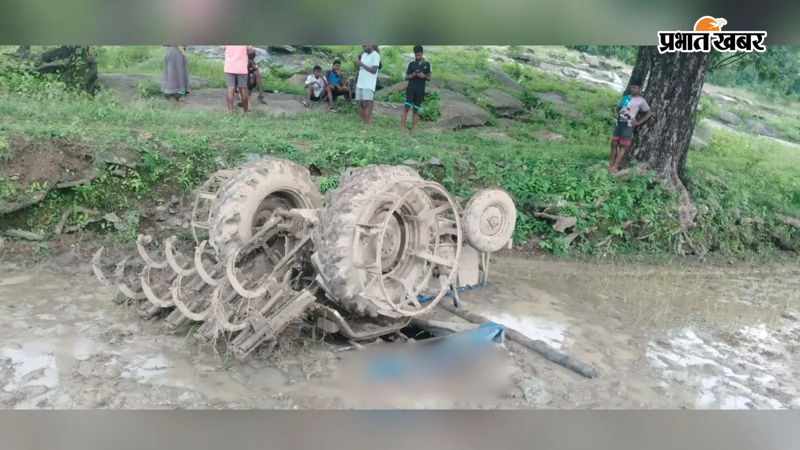खेत में ट्रैक्टर पलटने से किसान की मौत खेत में ट्रैक्टर पलटने से किसान की मौत