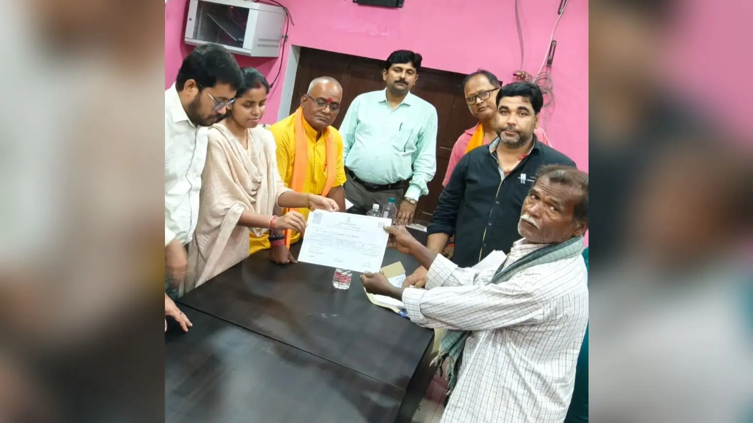 फोटो कैप्शन:- बंदोबस्ती पर्चा वितरण करते बीडीओ, अंचलाधिकारी व अन्य अधिकारी | Prabhat Khabar Network फोटो कैप्शन:- बंदोबस्ती पर्चा वितरण करते बीडीओ, अंचलाधिकारी व अन्य अधिकारी | Prabhat Khabar Network
