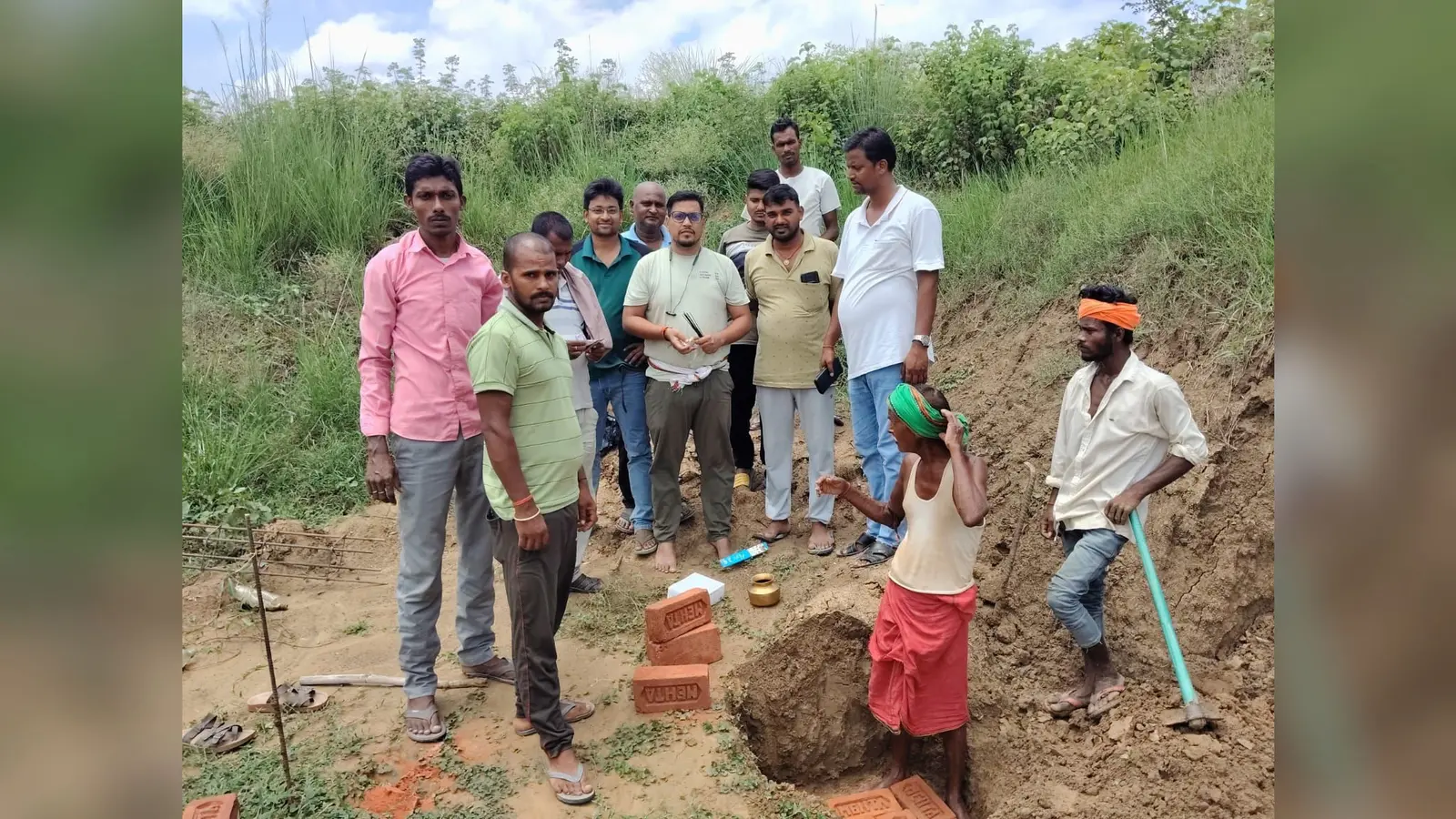 छठ घाट निर्माण कार्य का मुखिया ने किया शिलान्यास | Prabhat Khabar Network छठ घाट निर्माण कार्य का मुखिया ने किया शिलान्यास | Prabhat Khabar Network