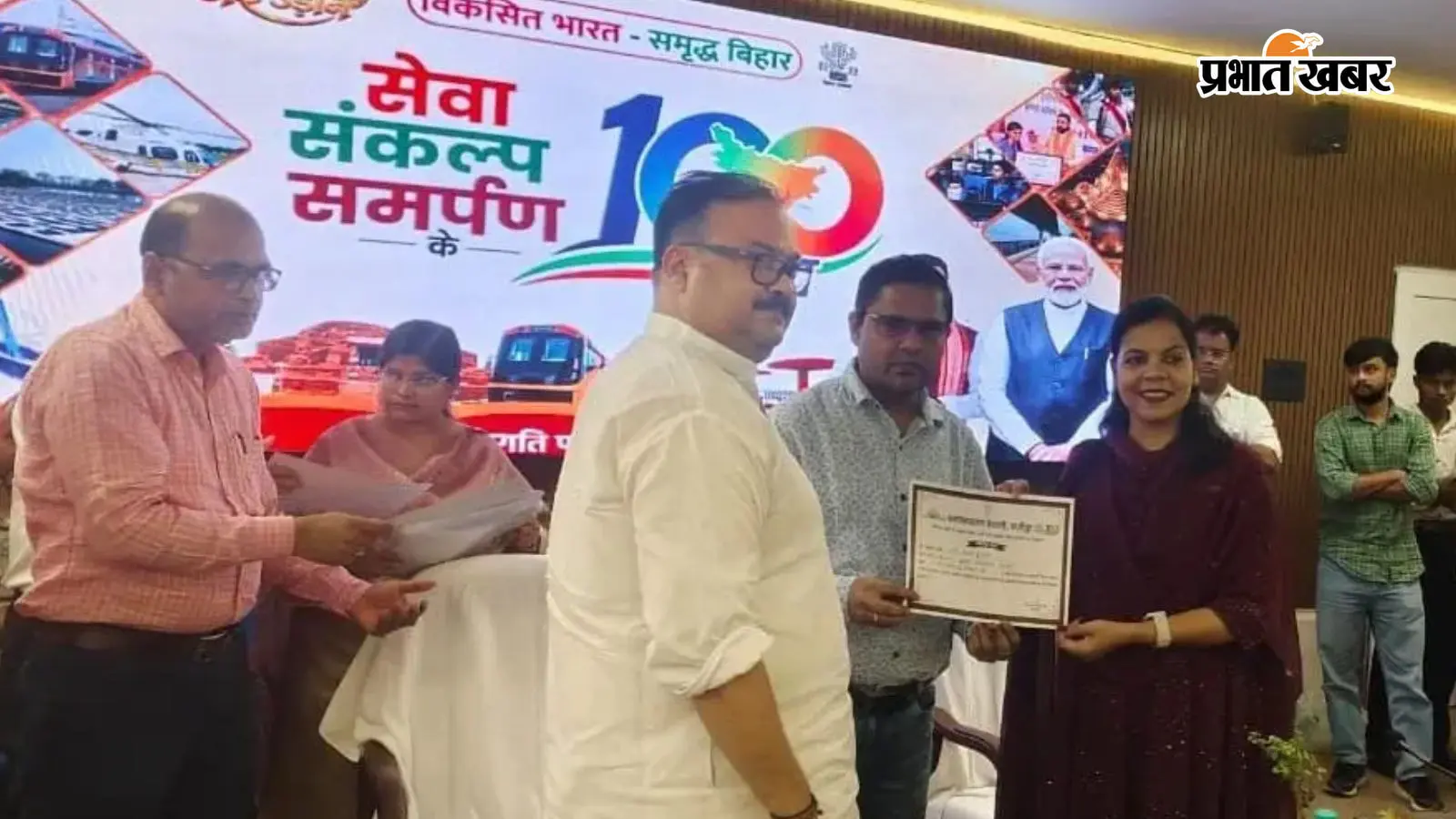 पुरस्कृत करते हुए डॉ. उदय कुमार पुरस्कृत करते हुए डॉ. उदय कुमार