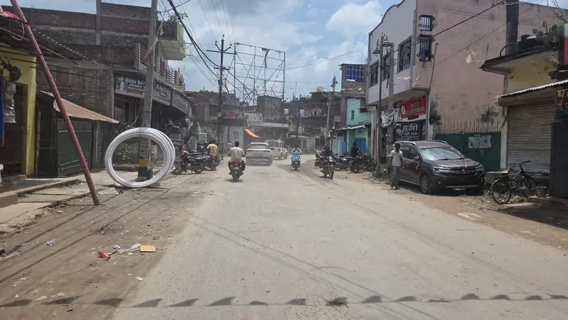 मधेपुरा शहर की सड़कों पर धूल का कहर, आंखों में जलन, सांस लेने में दिक्कत, कारोबार भी प्रभावित, नगर परिषद पर उठे सवाल