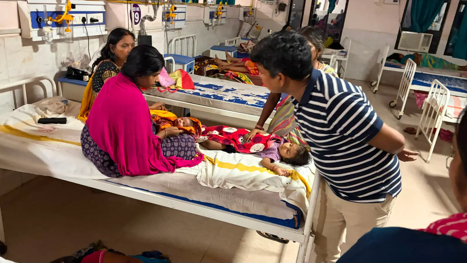 सदर अस्पताल में भर्ती मरीजों से स्थिति की जानकारी लेते डीएम | Prabhat Khabar Network सदर अस्पताल में भर्ती मरीजों से स्थिति की जानकारी लेते डीएम | Prabhat Khabar Network