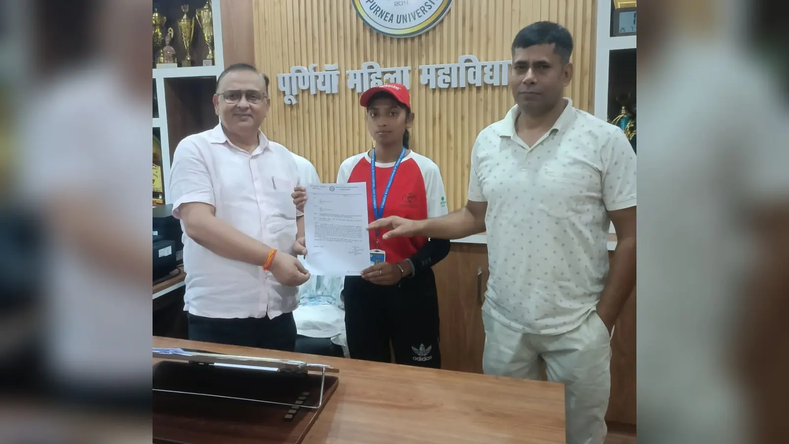 प्रधानाचार्य के साथ चयनित छात्रा प्रतिमा कुमारी | Prabhat Khabar Network प्रधानाचार्य के साथ चयनित छात्रा प्रतिमा कुमारी | Prabhat Khabar Network