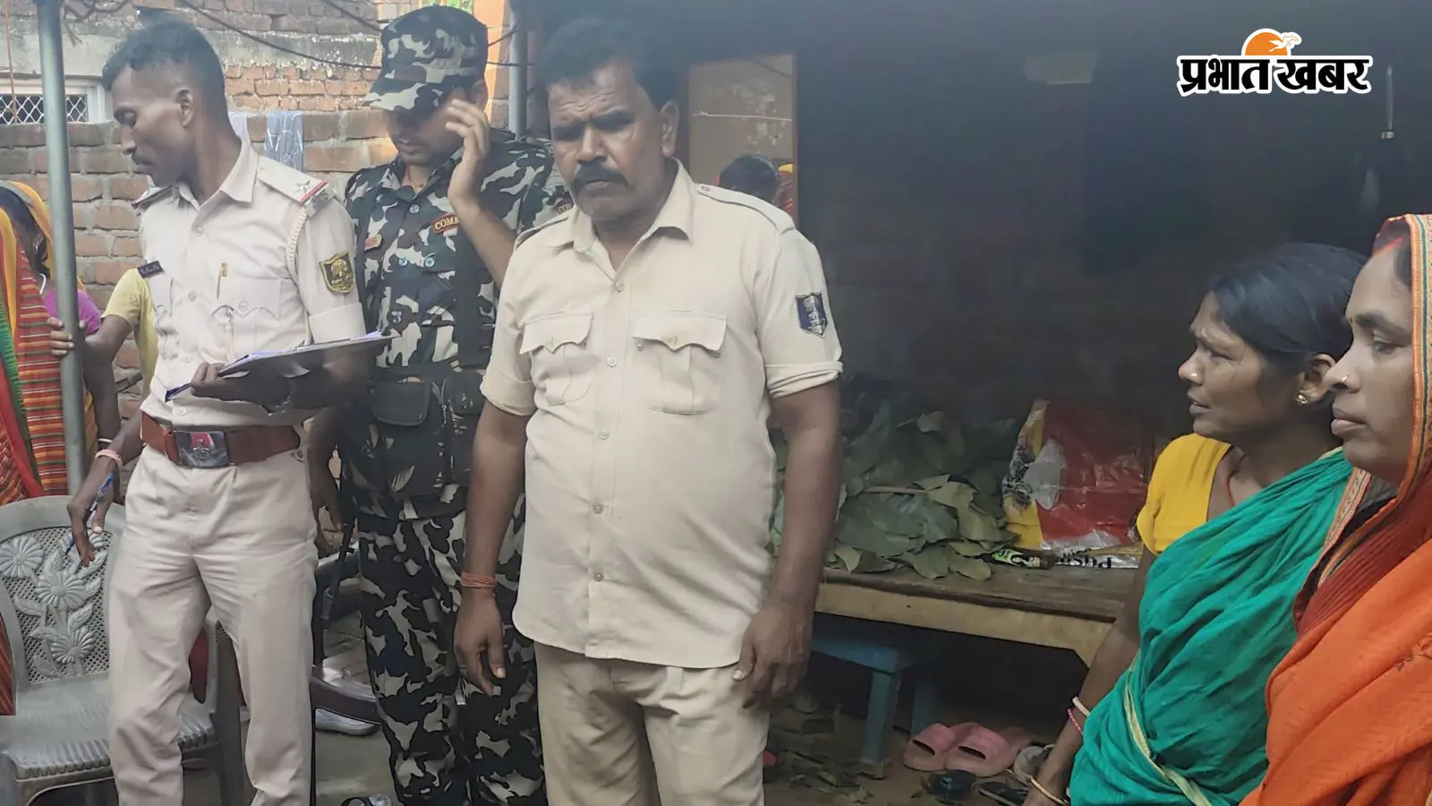 घटनास्थल पर छानबीन करती पुलिस टीम. घटनास्थल पर छानबीन करती पुलिस टीम.