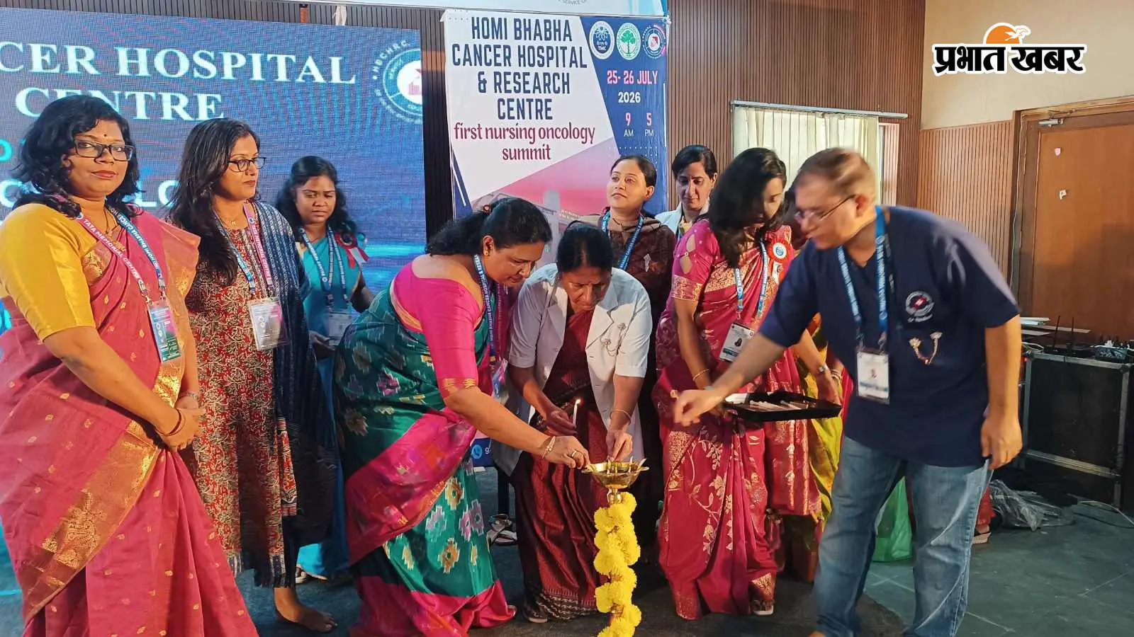 दो दिवसीय नर्सिंग ऑन्कोलॉजी समिट का उद्घाटन करते मुख्य अतिथि व अन्य दो दिवसीय नर्सिंग ऑन्कोलॉजी समिट का उद्घाटन करते मुख्य अतिथि व अन्य