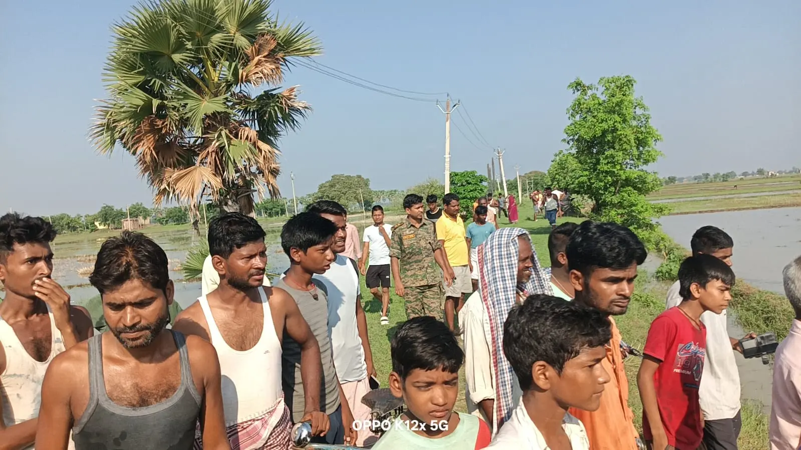 घटना स्थल पर लोगो कि भीड़ घटना स्थल पर रोते बिलखते परिजन | Prabhat Khabar Network घटना स्थल पर लोगो कि भीड़ घटना स्थल पर रोते बिलखते परिजन | Prabhat Khabar Network