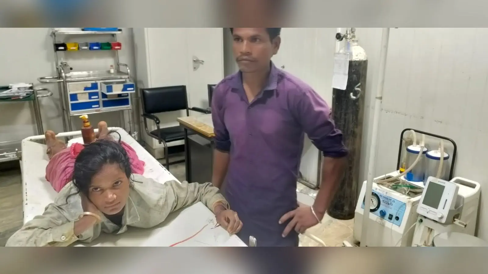 अनुमंडलीय अस्पताल बगहा में उपचार करते परिजन | Prabhat Khabar Network अनुमंडलीय अस्पताल बगहा में उपचार करते परिजन | Prabhat Khabar Network