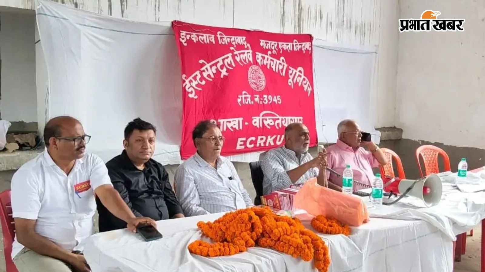 बैठक को संबोधित करते यूनियन के नेता बैठक को संबोधित करते यूनियन के नेता