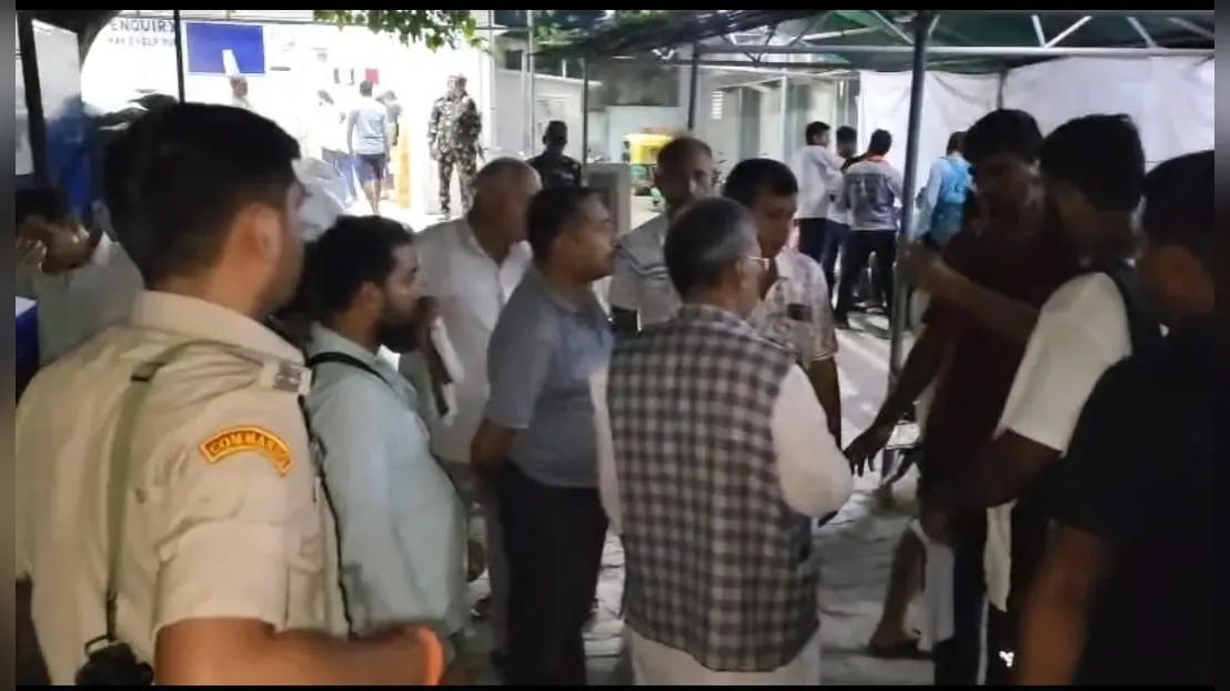 शनिवार की रात सदर अस्पताल के औचक निरीक्षण के लिए पहुंचे पूर्व सांसद डॉक्टर अरुण कुमार | Prabhat Khabar Network शनिवार की रात सदर अस्पताल के औचक निरीक्षण के लिए पहुंचे पूर्व सांसद डॉक्टर अरुण कुमार | Prabhat Khabar Network