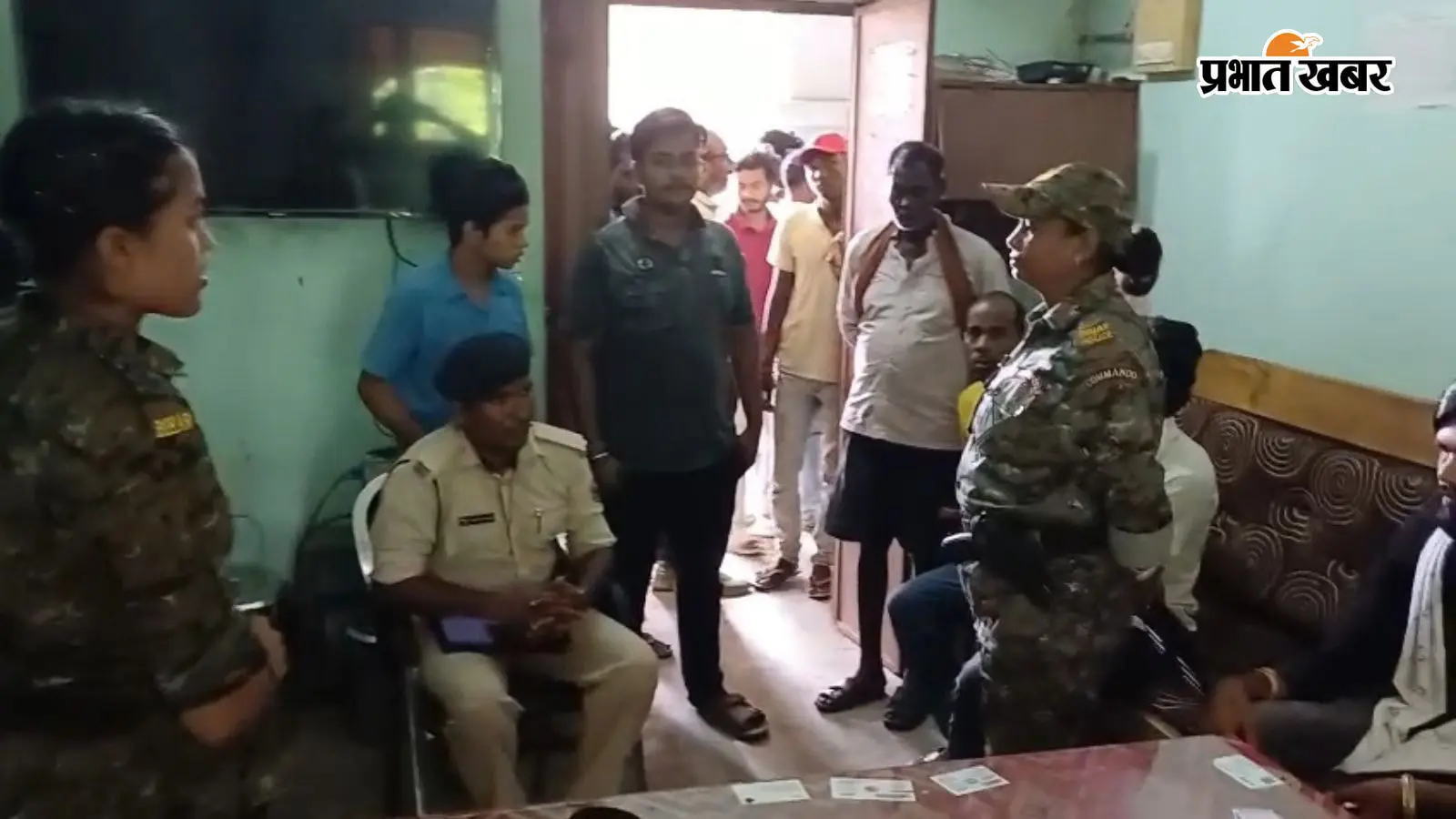 स्कूल में मामले की जांच करते पुलिस पदाधिकारी. स्कूल में मामले की जांच करते पुलिस पदाधिकारी.