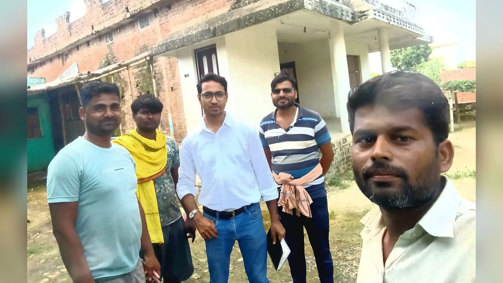 छापेमारी टीम के साथ विद्युत विभाग के कनीय अभियंता | Prabhat Khabar Network छापेमारी टीम के साथ विद्युत विभाग के कनीय अभियंता | Prabhat Khabar Network