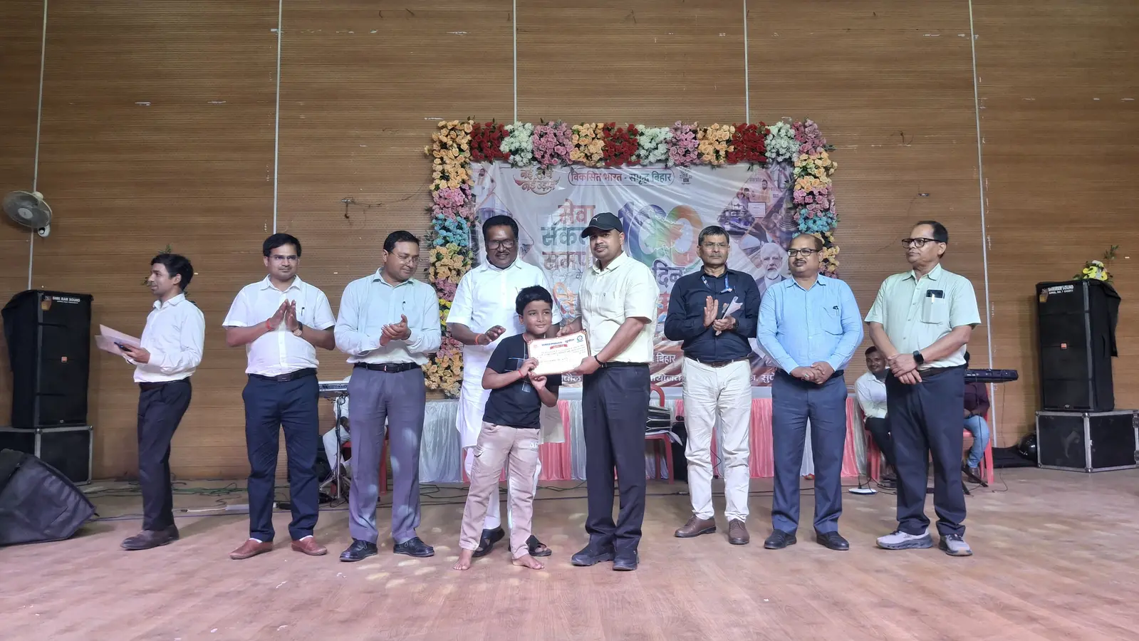 बच्चे को प्रमाण पत्र देते डीएम | Prabhat Khabar Network बच्चे को प्रमाण पत्र देते डीएम | Prabhat Khabar Network