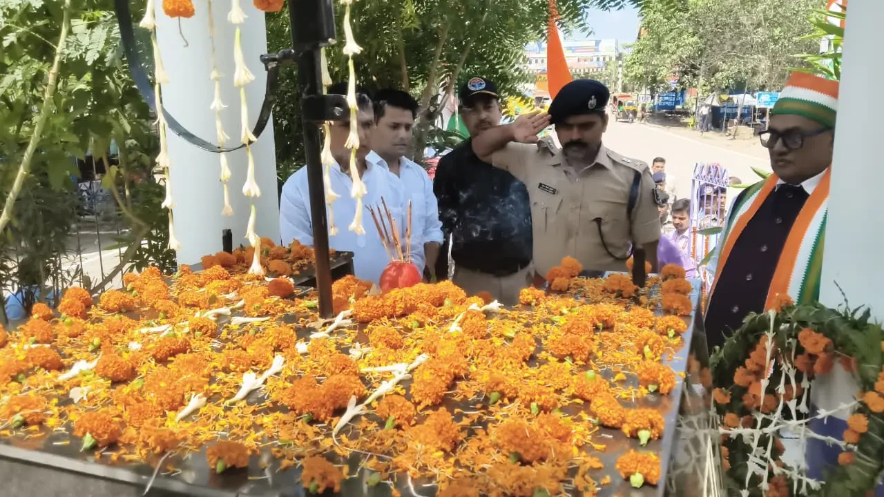 कारगिल विजय दिवस पर शहीदों को श्रद्धांजलि देते एसपी | Prabhat Khabar Network कारगिल विजय दिवस पर शहीदों को श्रद्धांजलि देते एसपी | Prabhat Khabar Network