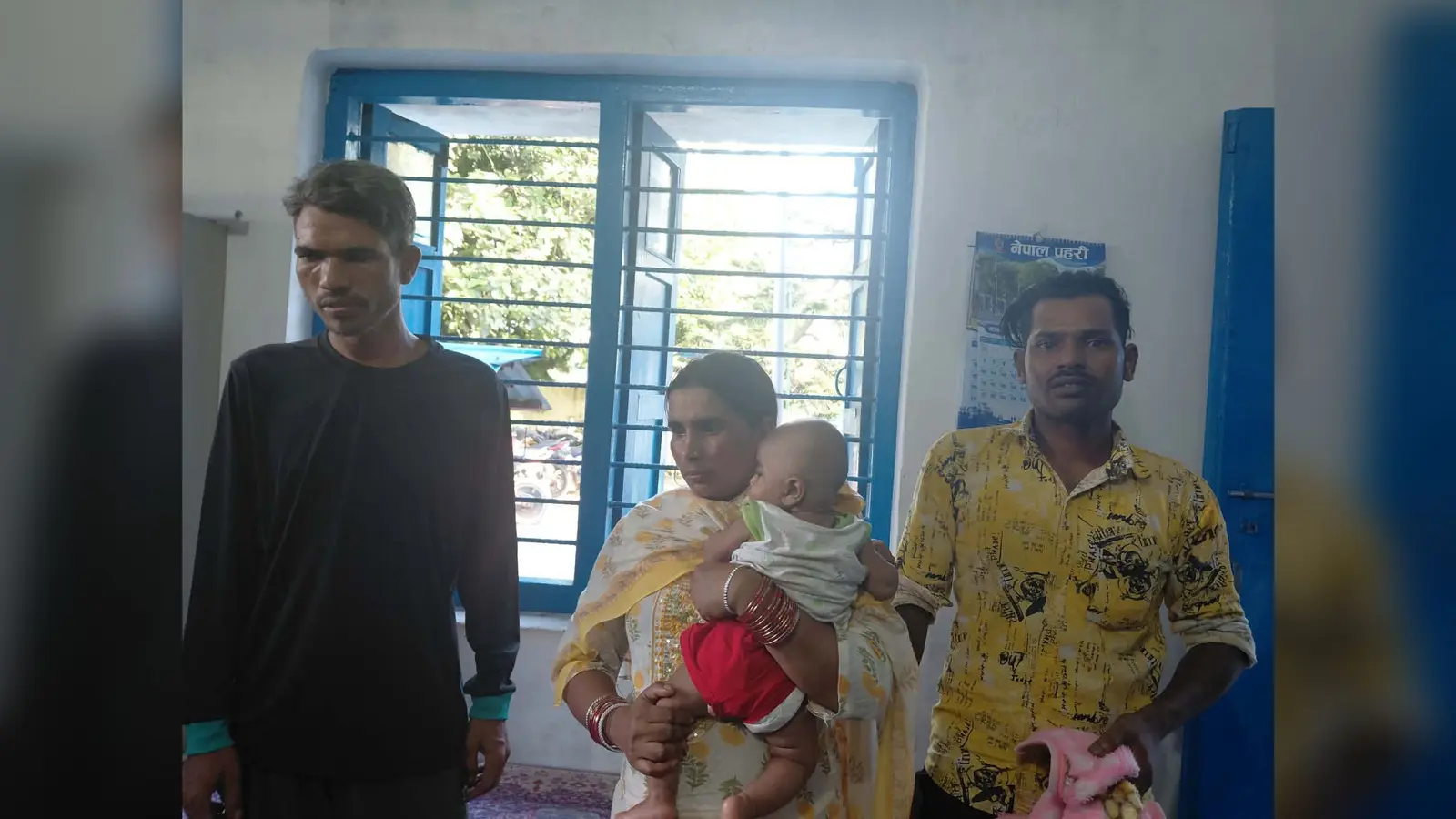 तस्वीर 1. नेपाली सुरक्षा कर्मी की गोद में बच्चा तस्वीर 2 बच्चे की माँ के साथ गिरफ्तार आरोपी तस्वीर 3 जप्त हीरोइन | Prabhat Khabar Network तस्वीर 1. नेपाली सुरक्षा कर्मी की गोद में बच्चा तस्वीर 2 बच्चे की माँ के साथ गिरफ्तार आरोपी तस्वीर 3 जप्त हीरोइन | Prabhat Khabar Network