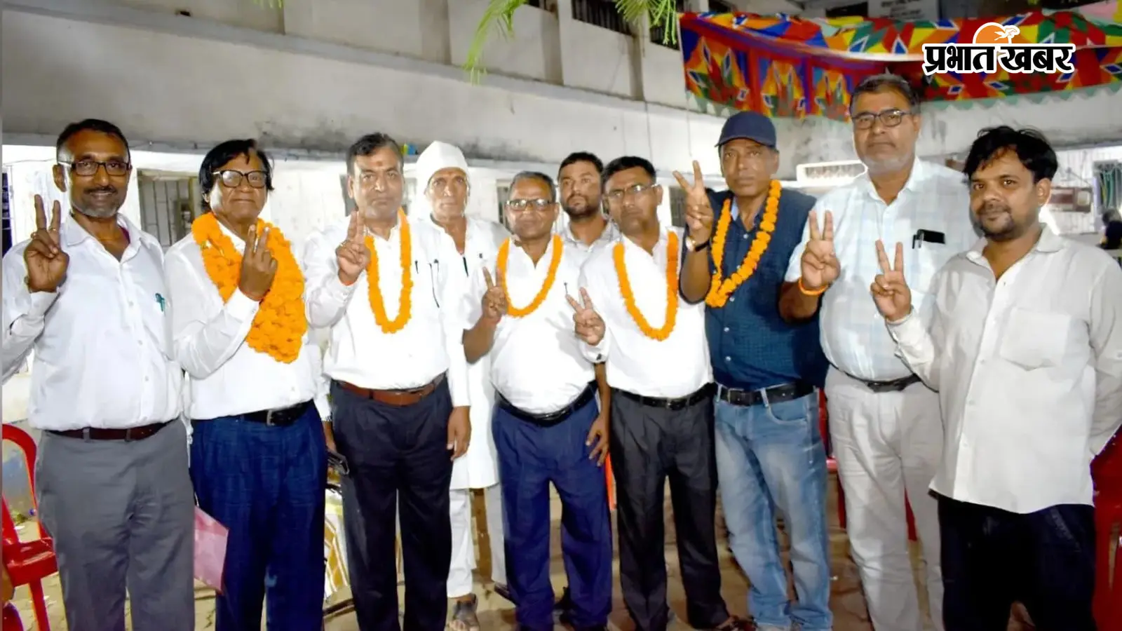 जीत के जश्न में विजेता जीत के जश्न में विजेता