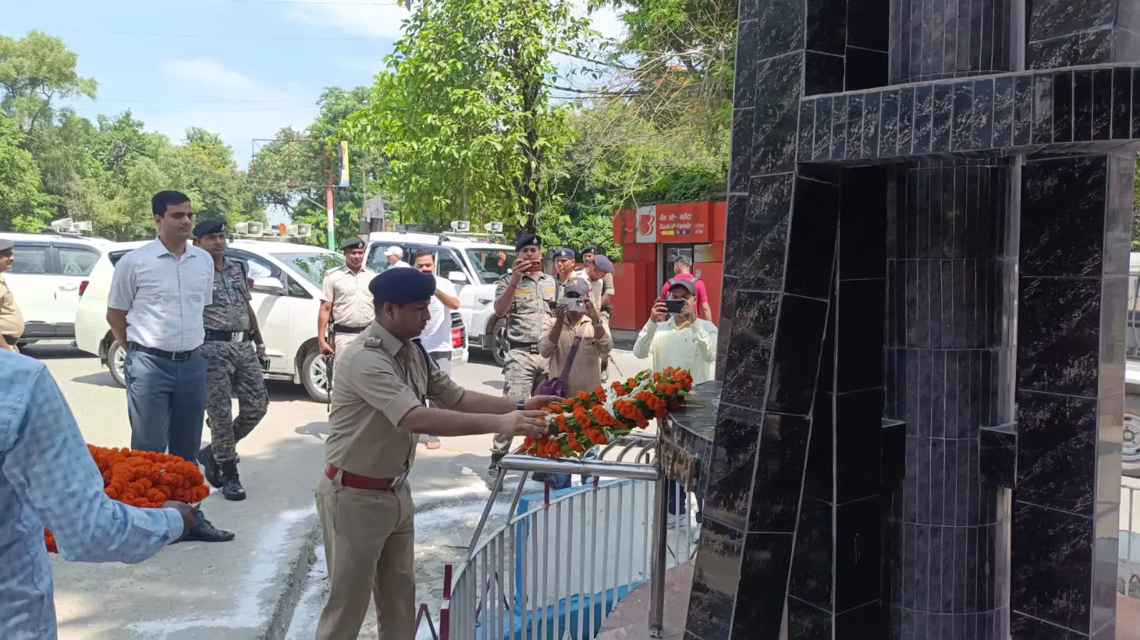 फोटो. माल्यार्पण करते एसपी मौजूद डीएम सहित अन्य अधिकारी | Prabhat Khabar Network फोटो. माल्यार्पण करते एसपी मौजूद डीएम सहित अन्य अधिकारी | Prabhat Khabar Network