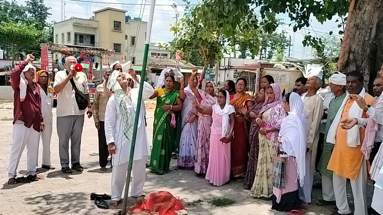 फोटो कैप्शन 01:झंडोत्तोलन का्र सम्मेलन की शुरुआत करते एटक जिला सचिव साथ में अन्य फोटो कैप्शन 02- शहीद बेदी पर पुष्पांजलि करते एटक से जुड़े लोग फोटो कैप्शन 3 - कार्यक्रम में शामिल एटक के नेता फोटो कैप्शन 4- सम्मेलन में उपस्थित लोग | Prabhat Khabar Network फोटो कैप्शन 01:झंडोत्तोलन का्र सम्मेलन की शुरुआत करते एटक जिला सचिव साथ में अन्य फोटो कैप्शन 02- शहीद बेदी पर पुष्पांजलि करते एटक से जुड़े लोग फोटो कैप्शन 3 - कार्यक्रम में शामिल एटक के नेता फोटो कैप्शन 4- सम्मेलन में उपस्थित लोग | Prabhat Khabar Network