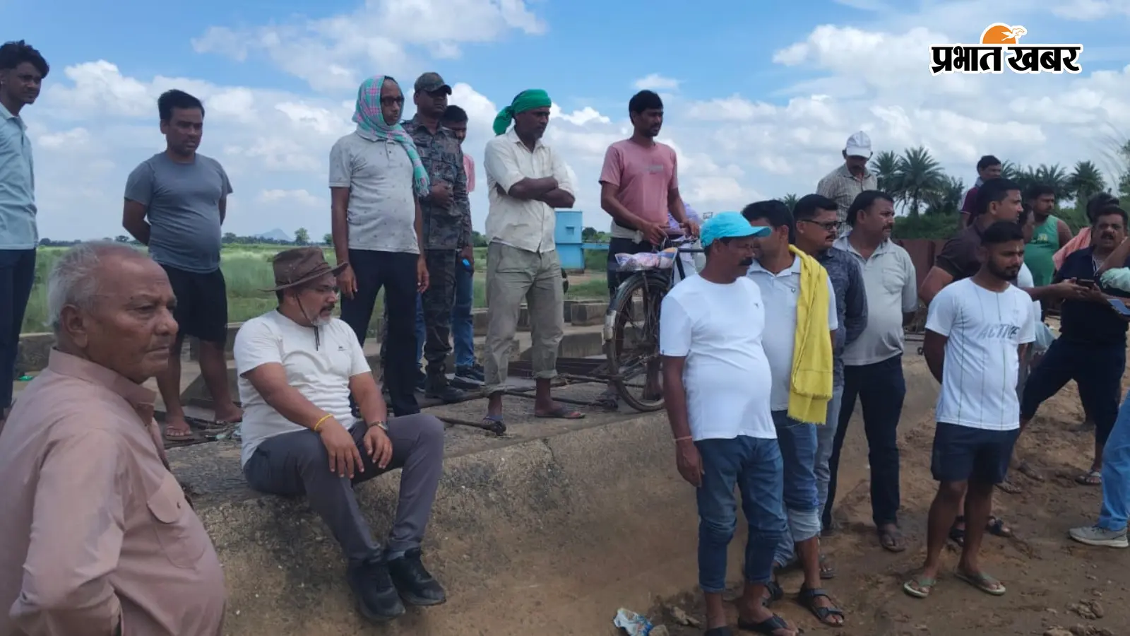 ग्रामीणों के साथ विधायक प्रदीप यादव ग्रामीणों के साथ विधायक प्रदीप यादव
