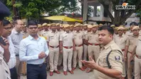 सीवान में बवाल के बाद सड़क पर उतरे DM-SP, 61 लोग हिरासत में, इंटरनेट सेवा अब भी बंद