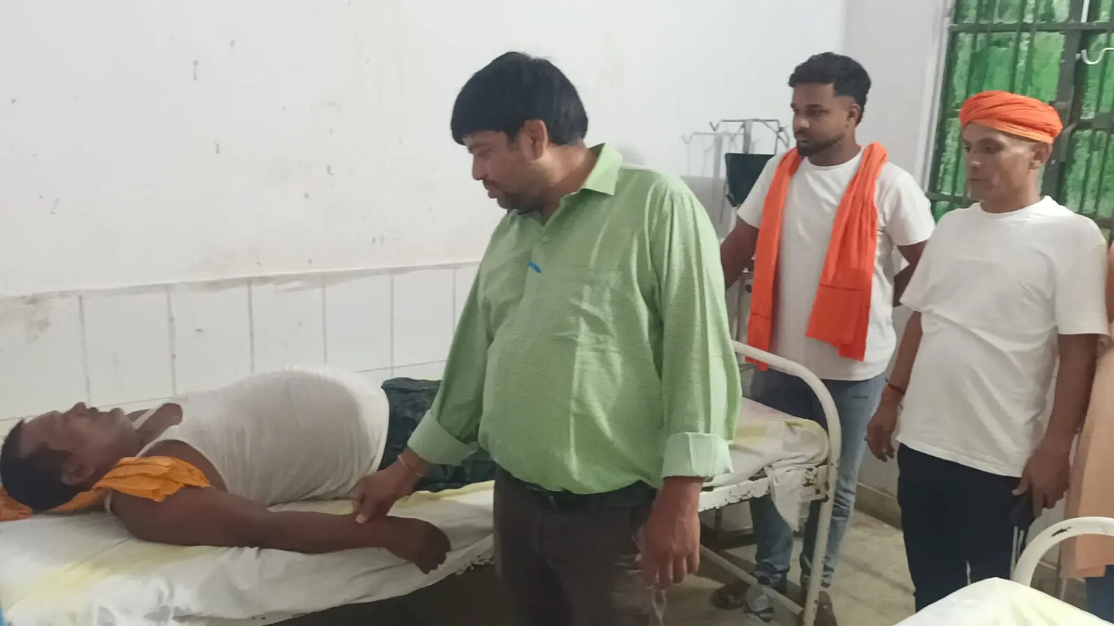 फोटो:अस्पताल में ईलाजरत युवक | Prabhat Khabar Network फोटो:अस्पताल में ईलाजरत युवक | Prabhat Khabar Network