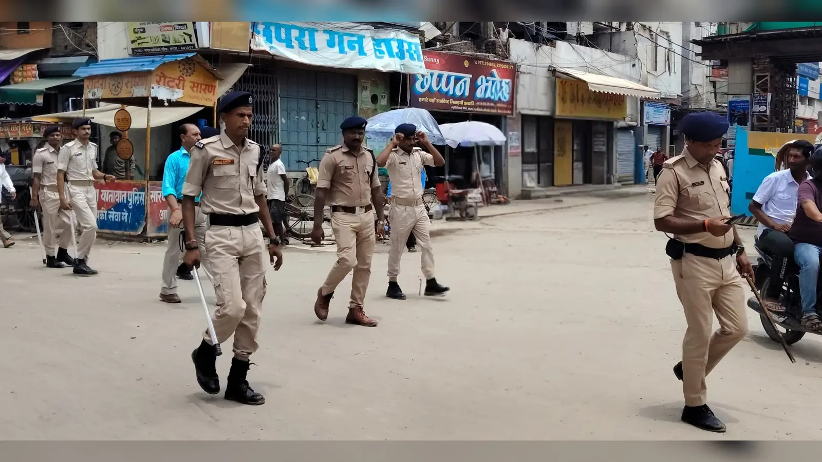 फोटो, घटना के बाद रविवार को गश्ती करती पुलिस फोटो, शनिवार की रात गश्ती में निकले डीएम व एसएसपी | Prabhat Khabar Network फोटो, घटना के बाद रविवार को गश्ती करती पुलिस फोटो, शनिवार की रात गश्ती में निकले डीएम व एसएसपी | Prabhat Khabar Network