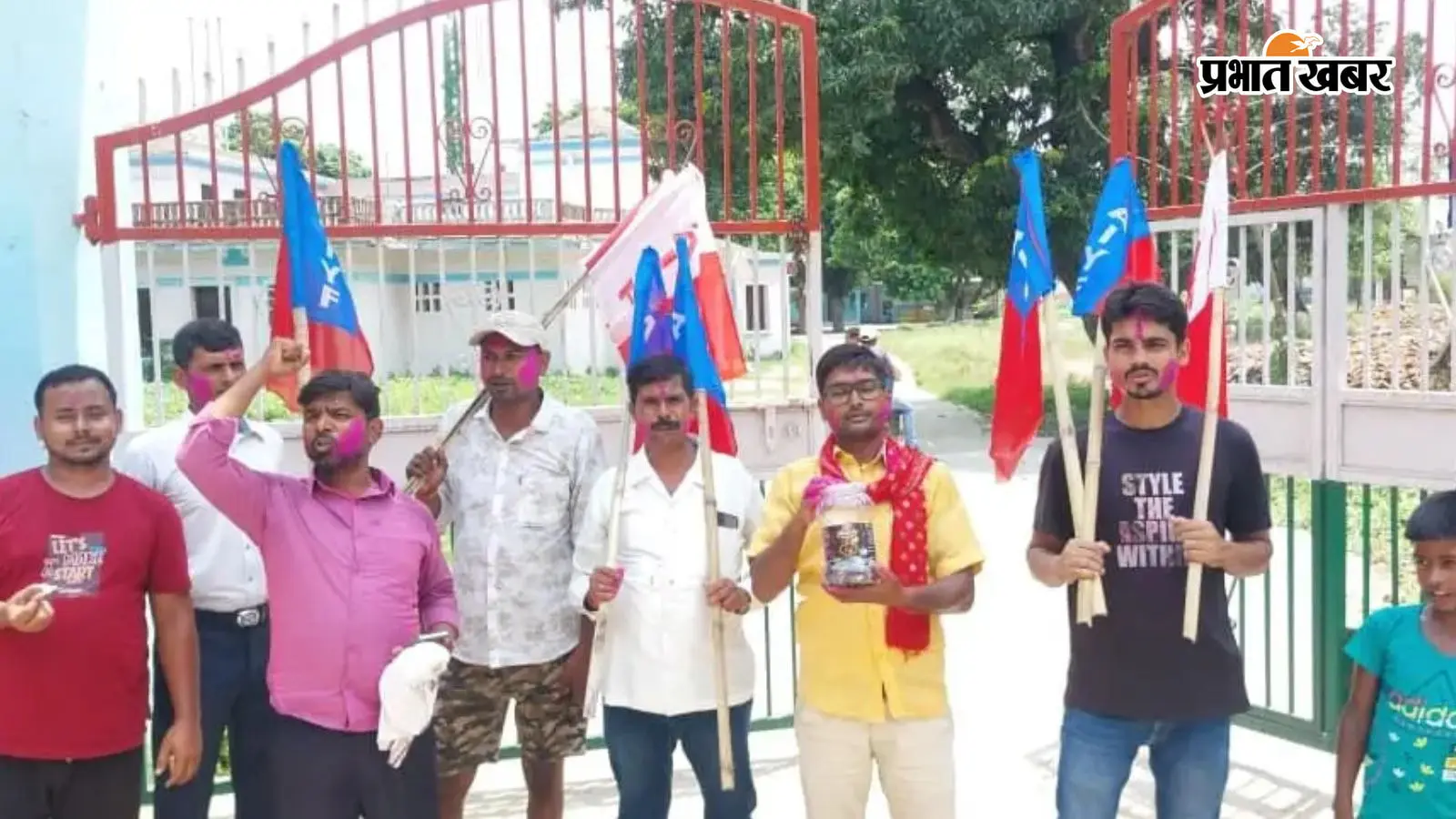 जश्न मनाते छात्र संगठन के नेतागण जश्न मनाते छात्र संगठन के नेतागण