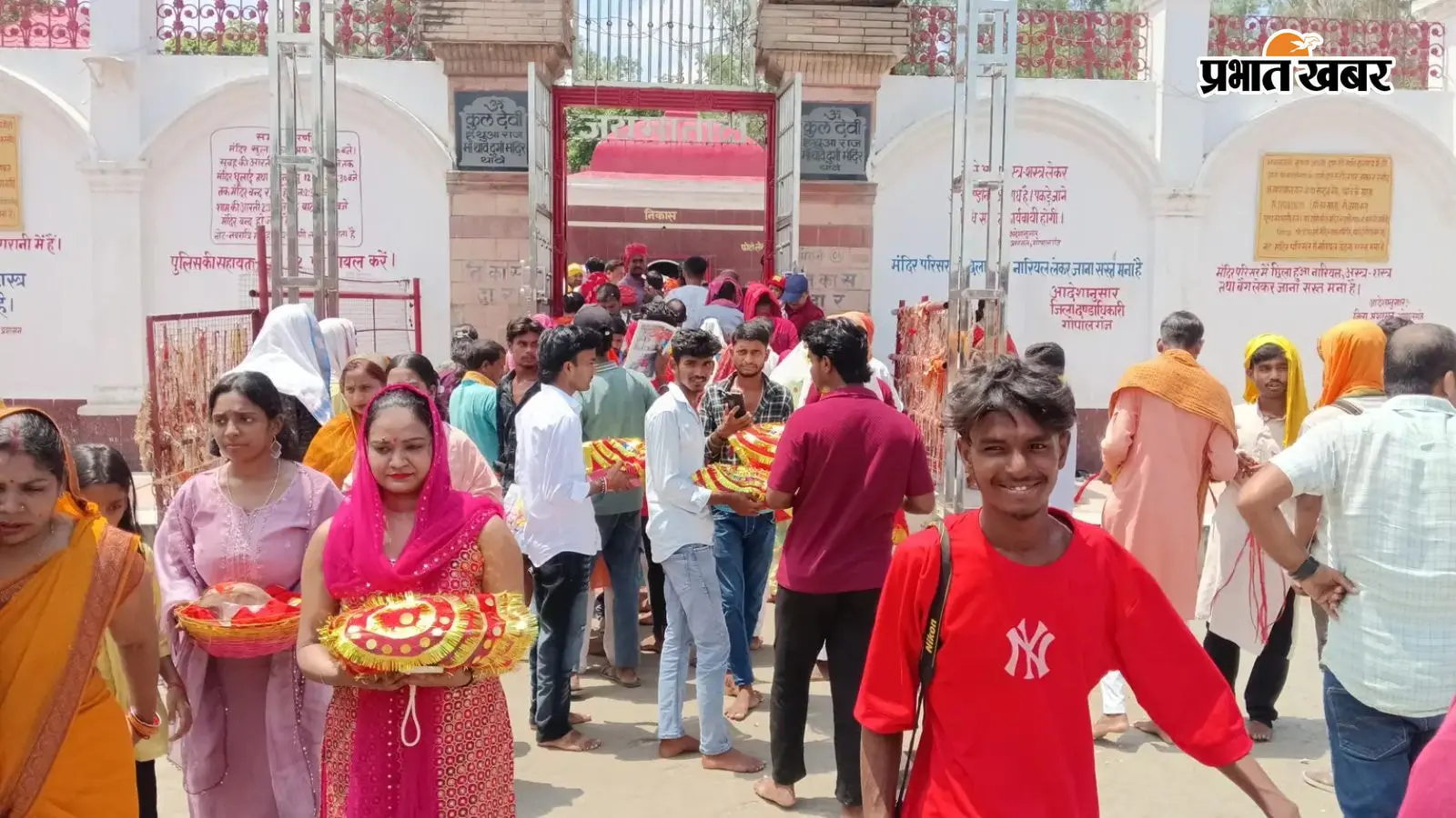थावे मंदिर परिसर में मौजूद भक्तगण थावे मंदिर परिसर में मौजूद भक्तगण