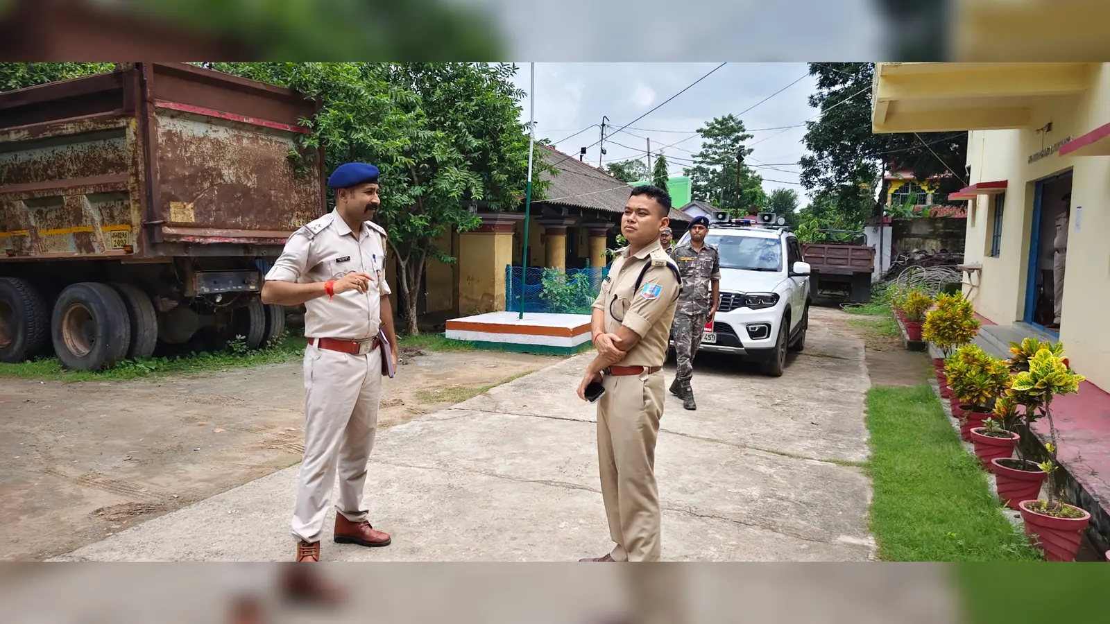 खरसावां थाना का निरीक्षण करते सरायकेला खरसावां जिले के एसपी मनोज स्वर्गियारी, साथ में खरसावां थाना प्रभारी राहुल सिंह | Prabhat Khabar Network खरसावां थाना का निरीक्षण करते सरायकेला खरसावां जिले के एसपी मनोज स्वर्गियारी, साथ में खरसावां थाना प्रभारी राहुल सिंह | Prabhat Khabar Network