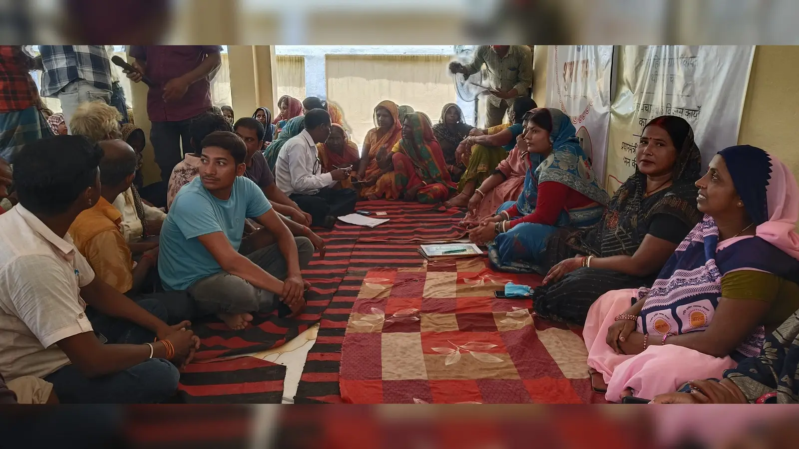 मधुबन पंचायत में आयोजित आमसभा में मौजूद बीडीओ, मुखिया, जनप्रतिनिधि एवं ग्रामीण | Prabhat Khabar Network मधुबन पंचायत में आयोजित आमसभा में मौजूद बीडीओ, मुखिया, जनप्रतिनिधि एवं ग्रामीण | Prabhat Khabar Network