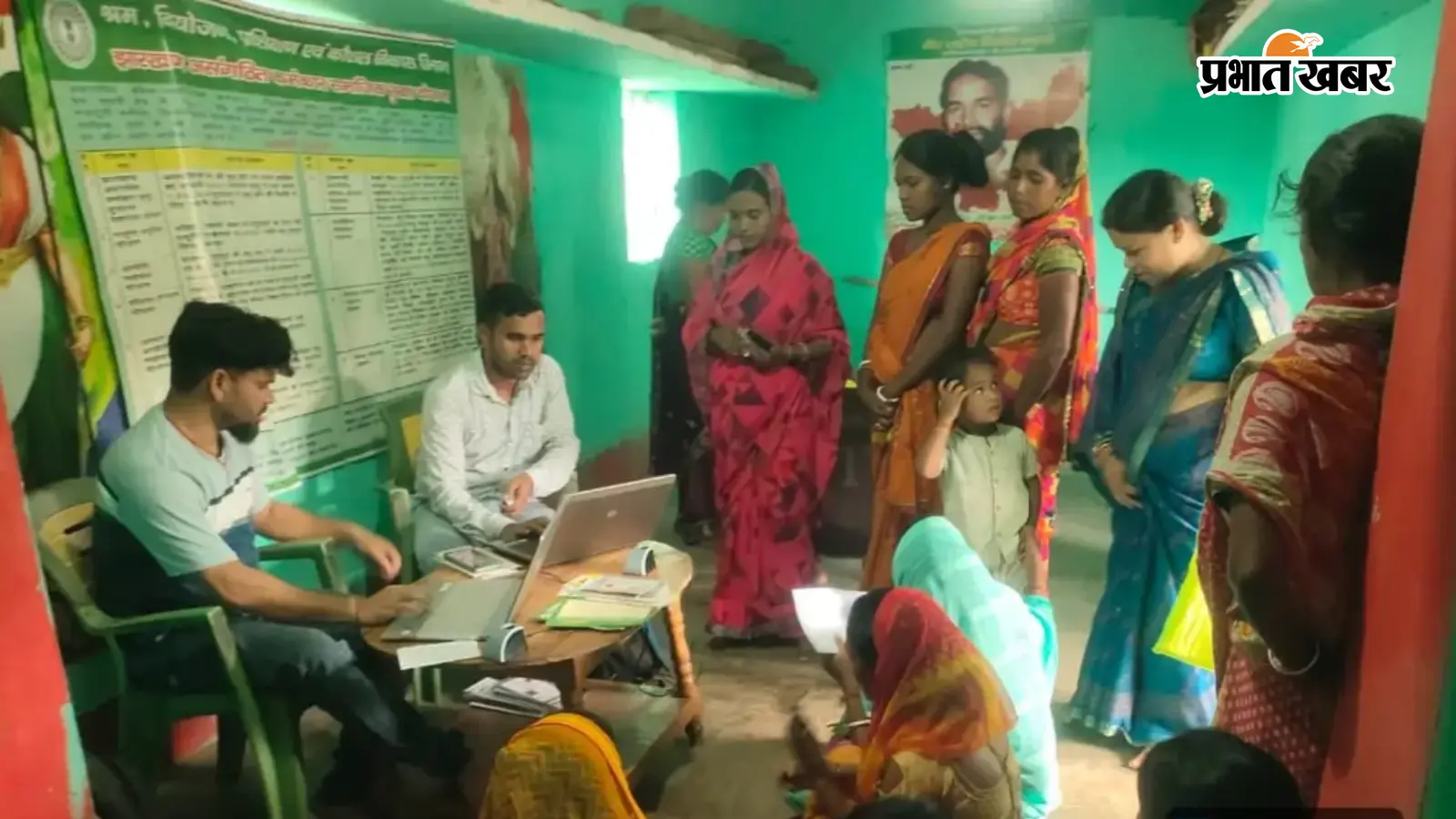 शिविर में निबंधन कराते श्रमिक | Prabhat Khabar Network शिविर में निबंधन कराते श्रमिक | Prabhat Khabar Network