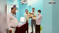 निक्षय मित्र योजना के तहत चिकित्सा प्रभारी ने टीबी के दो मरीजों को लिया गोद, पोषण किट वितरित