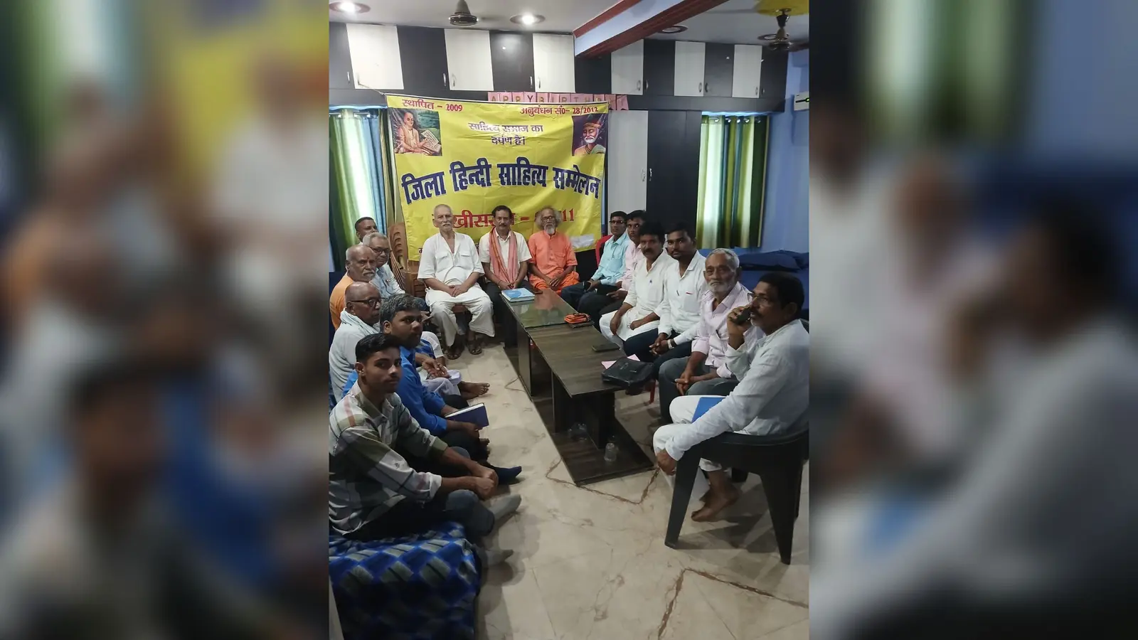 फोटो -कवि सम्मेलन में उपस्थित कवि | Prabhat Khabar Network फोटो -कवि सम्मेलन में उपस्थित कवि | Prabhat Khabar Network