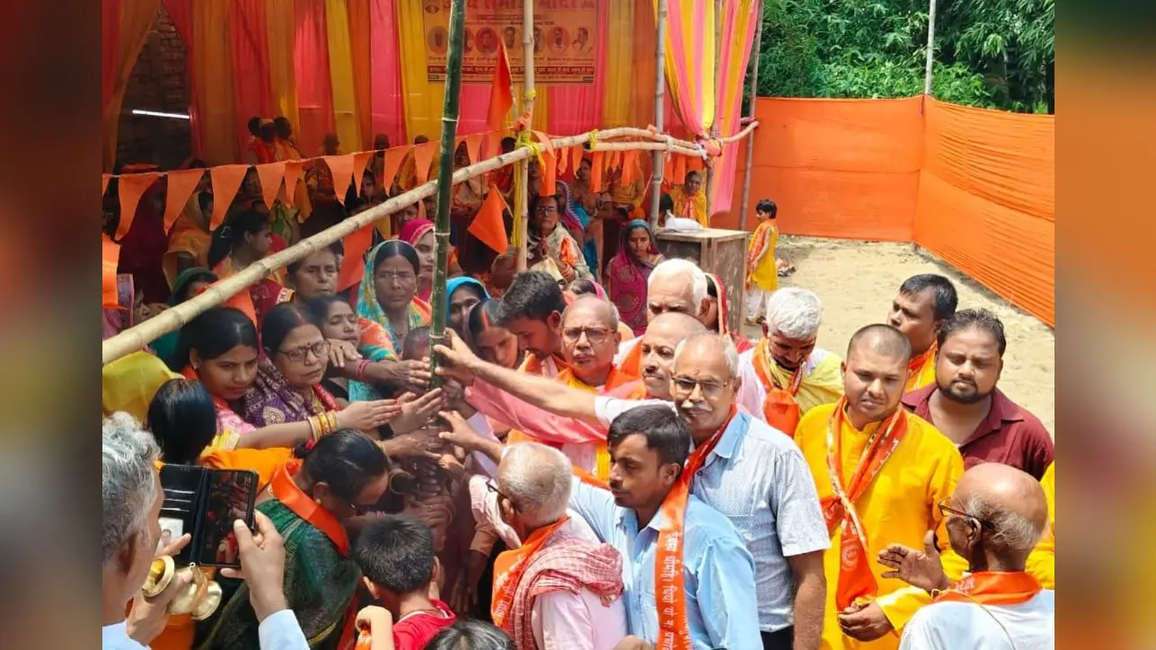 ध्वजारोहण के माध्यम से आर्य समाज मंदिर की आधारशिला में शामिल श्रद्धालु गण | Prabhat Khabar Network ध्वजारोहण के माध्यम से आर्य समाज मंदिर की आधारशिला में शामिल श्रद्धालु गण | Prabhat Khabar Network
