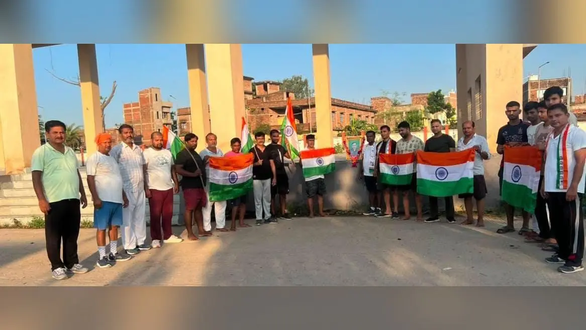 शहीद मेजर चंद्रभूषण द्विवेदी को श्रद्धांजलि देते पूर्व सैनिक गण व अन्य. | Prabhat Khabar Network शहीद मेजर चंद्रभूषण द्विवेदी को श्रद्धांजलि देते पूर्व सैनिक गण व अन्य. | Prabhat Khabar Network