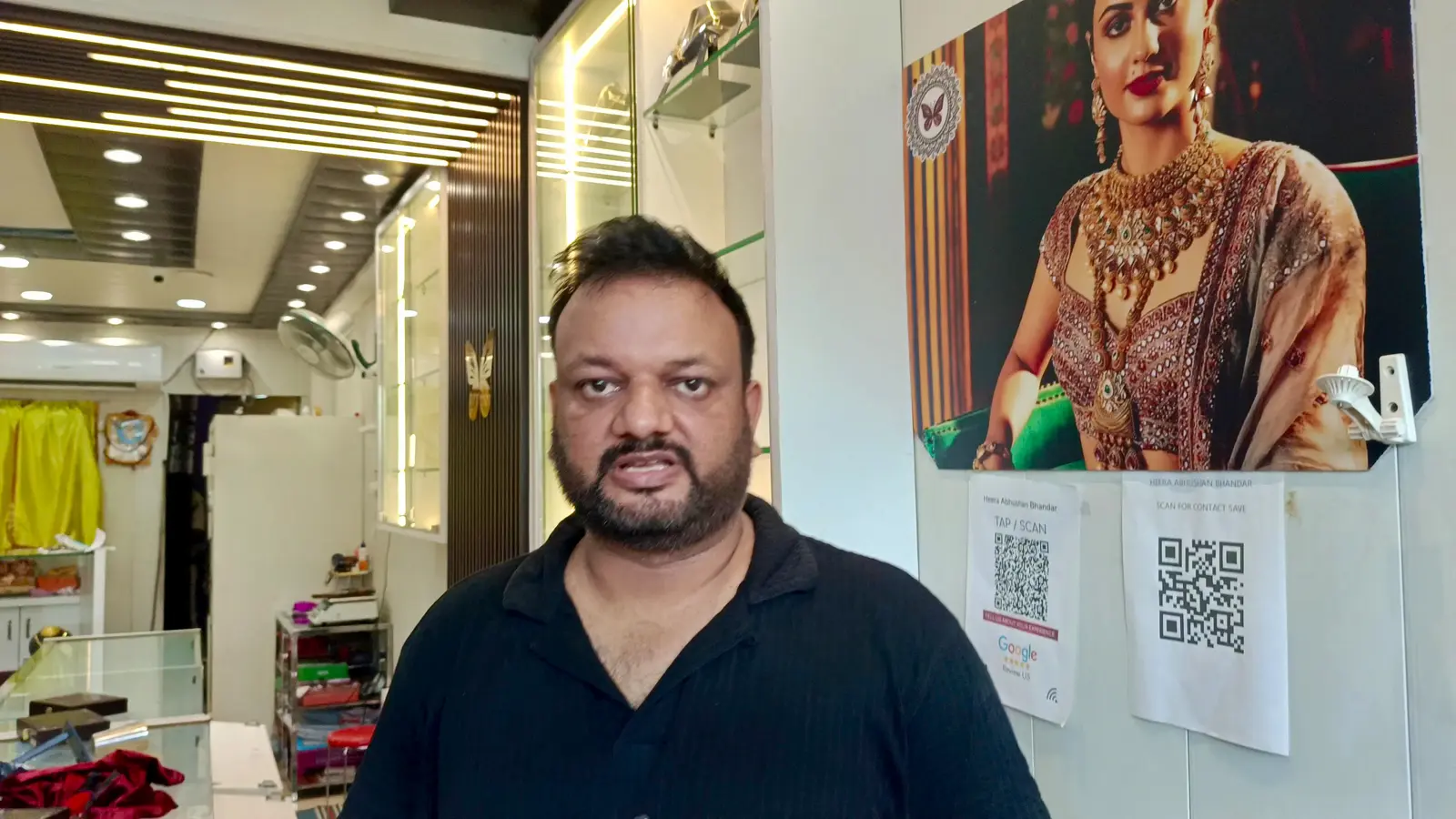 दुकानदार परमीत कुमार की तस्वीर, लुट के बाद दुकान पर लोगों की भीड़ और दुकान के अंदर लुट की तस्वीरें | Prabhat Khabar Network दुकानदार परमीत कुमार की तस्वीर, लुट के बाद दुकान पर लोगों की भीड़ और दुकान के अंदर लुट की तस्वीरें | Prabhat Khabar Network