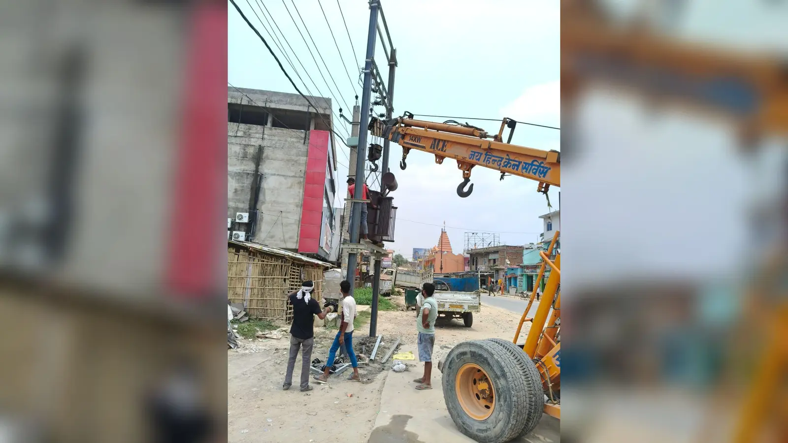 कोतवाली चौक पर अतरिक्त ट्रांसफार्मर लगाते मिस्त्री | Prabhat Khabar Network कोतवाली चौक पर अतरिक्त ट्रांसफार्मर लगाते मिस्त्री | Prabhat Khabar Network