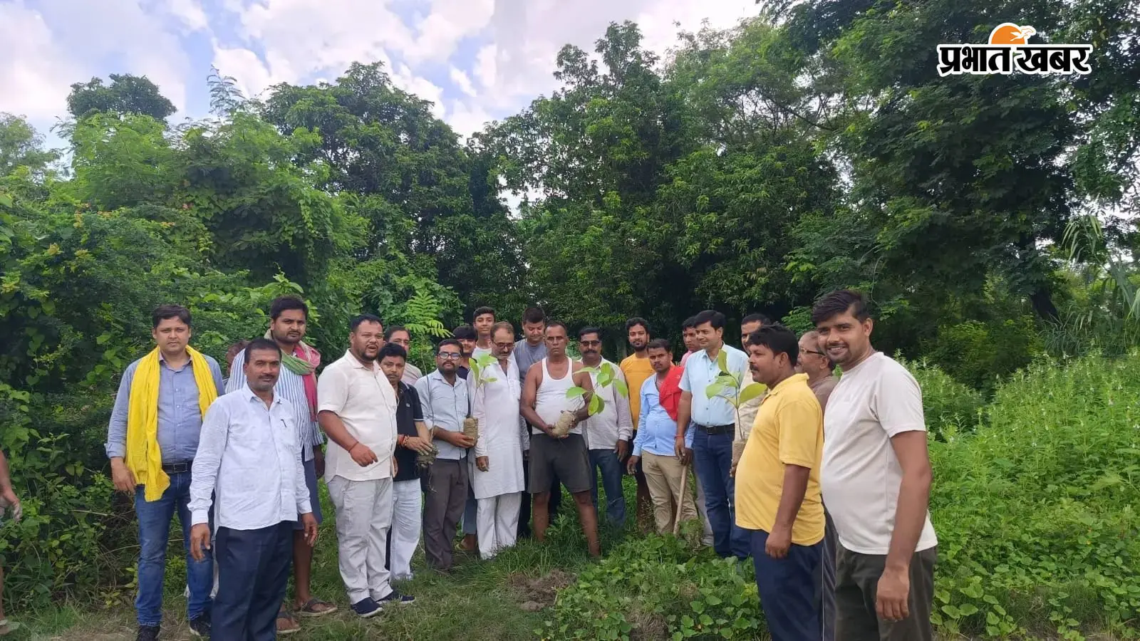 भैसहीं में पौधारोपण कर संकल्प लेते फाउंडेशन के लोग भैसहीं में पौधारोपण कर संकल्प लेते फाउंडेशन के लोग