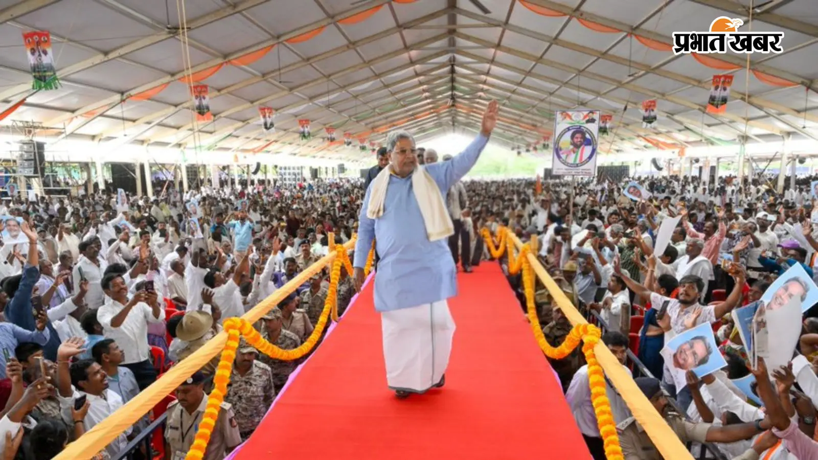 एक जनसभा के दौरान लोगों का अभिवादन स्विकार करते सिद्धारमैया, फोटो एक्स एक जनसभा के दौरान लोगों का अभिवादन स्विकार करते सिद्धारमैया, फोटो एक्स