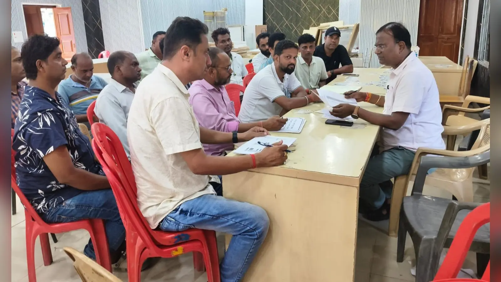 आवास कार्यालय में प्रगति की समीक्षा करते बीडीओ | Prabhat Khabar Network आवास कार्यालय में प्रगति की समीक्षा करते बीडीओ | Prabhat Khabar Network