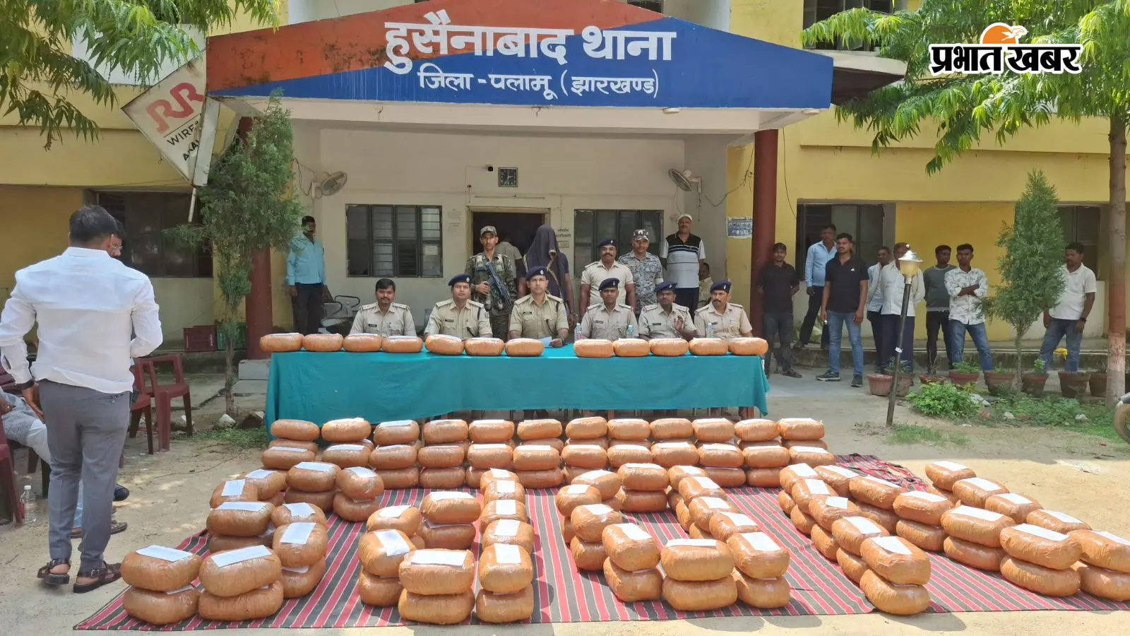 मामले की जानकारी देते हुसैनाबाद एसडीपीओ दिव्यांश शुक्ला मामले की जानकारी देते हुसैनाबाद एसडीपीओ दिव्यांश शुक्ला