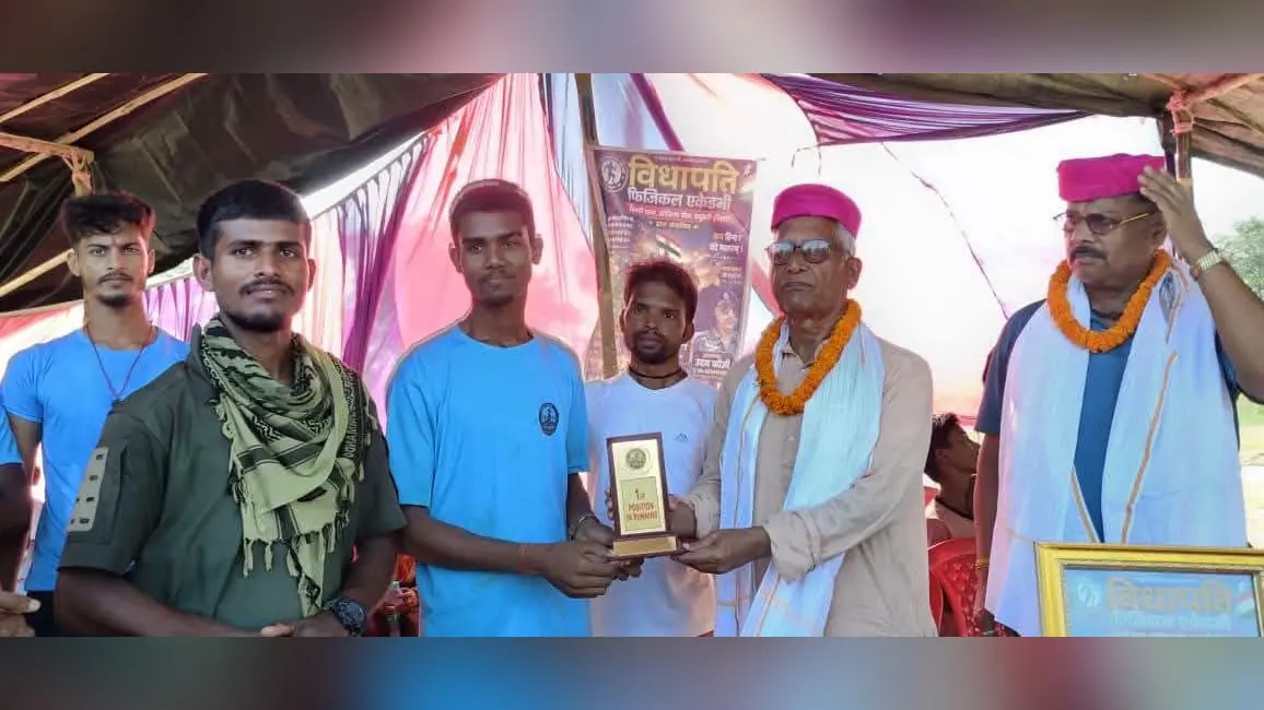 पुरस्कृत करते अतिथि | Prabhat Khabar Network पुरस्कृत करते अतिथि | Prabhat Khabar Network