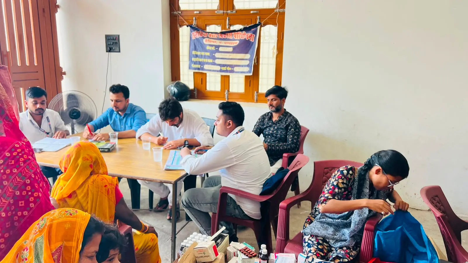 फोटो 01, कैप्सन : मौजूद वार्ड पार्षद प्रतिनिधि व इलाज करते चिकित्सक | Prabhat Khabar Network फोटो 01, कैप्सन : मौजूद वार्ड पार्षद प्रतिनिधि व इलाज करते चिकित्सक | Prabhat Khabar Network