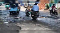 गया जी : सिकरिया मोड़ से मेडिकल रोड में बीच सड़क पर गहरा गड्ढा, मरीजों से भरे एंबुलेंस और वाहन गुजर रहे खतरे के बीच