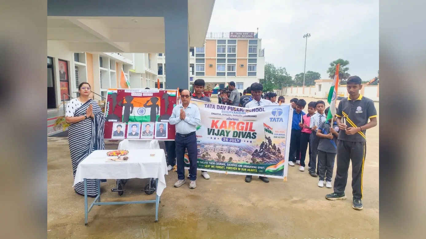 कार्यक्रम में शामिल स्कूली बच्चे व अन्य | Prabhat Khabar Network कार्यक्रम में शामिल स्कूली बच्चे व अन्य | Prabhat Khabar Network